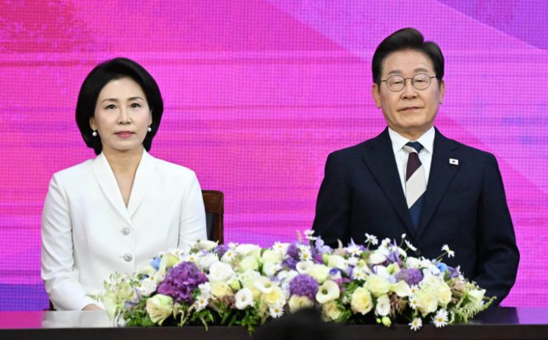 이재명 대통령이 취임 선서를 하기 위해 지난 4일 오전 김혜경 여사와 함께 서울 여의도 국회에 도착해 자리에 앉아 있다. /사진=뉴스1