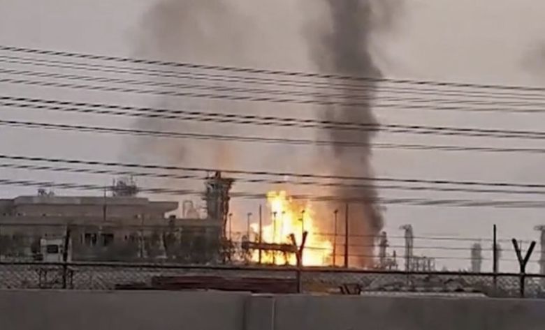 베냐민 네타냐후 이스라엘 총리가 14일(현지시간) 아야톨라 하메네이 이란 최고 지도자에게 추가 공습을 경고한 가운데 이날 이란이슬람공화국방송(IRIB)을 통해 세계 최대 가스전인 이란 사우스파르스 가스전에 불길이 치솟는 모습이 방송되고 있다. AP 뉴시스