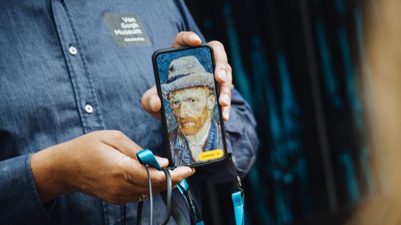 반고흐 미술관 직원이 오디오 가이드 기기로 쓰이는 갤럭시 S25+를 들어보이고 있다. 삼성전자 제공