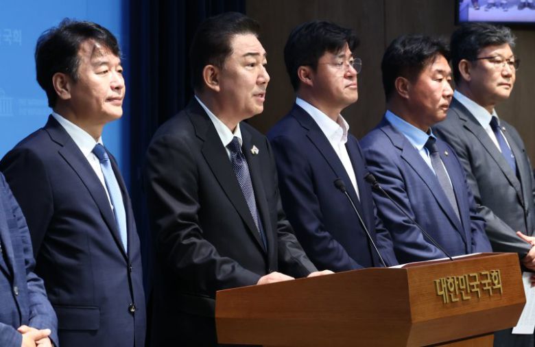 김병기 더불어민주당 신임 원내대표가 15일 오전 국회 소통관에서 원내대표단 인선발표를 하고 있다. 왼쪽부터 문진석 운영수석, 김 원내대표, 박상혁 소통수석, 이기헌 비서실장, 김남근 민생부대표. 뉴스1