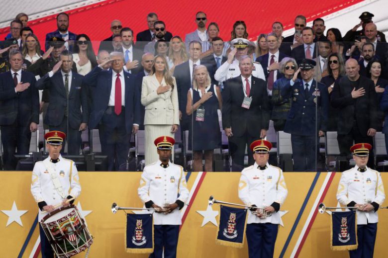 도널드 트럼프(연단 왼쪽에서 세 번째) 미국 대통령이 자신의 생일이자 미 육군 창립 250주년인 14일(현지시간) 워싱턴 DC에서 열린 열병식에서 거수경례하고 있다. AP 뉴시스