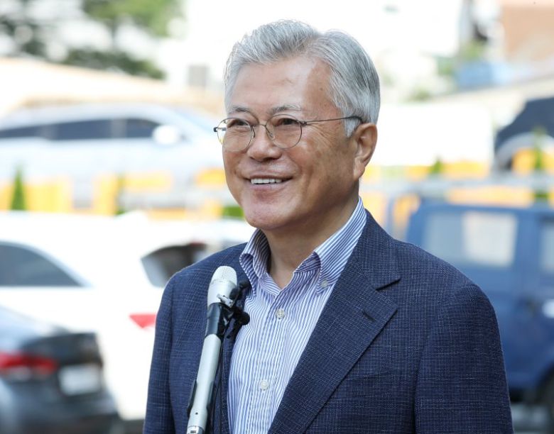 문재인 전 대통령이 제21대 대통령선거 사전투표 첫날인 지난 5월 29일 오전 경남 양산시 하북면주민자치센터에 마련된 하북면 사전투표소에서 투표를 마친 뒤 취재진 질문에 답하고 있다./사진=뉴스1