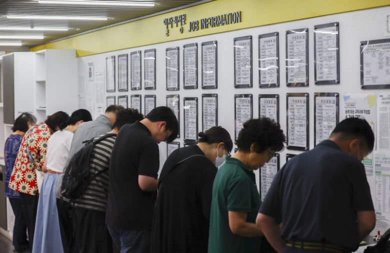 서울 마포구 서부고용복지플러스센터 일자리 게시판 앞에서 구직자들이 이력서를 작성하고 있다. 사진=뉴시스
