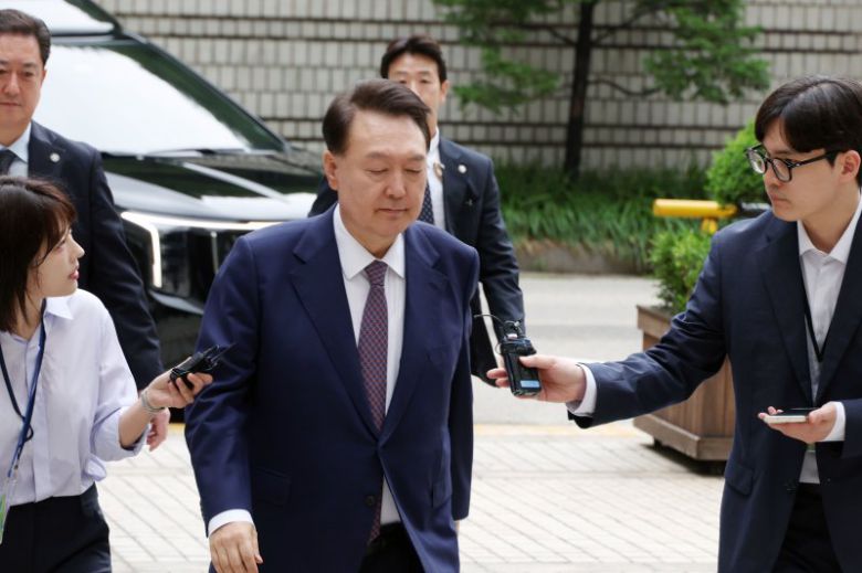윤석열 전 대통령이 16일 서울 서초구 서울중앙지방법원에서 열린 내란 우두머리 혐의·직권남용 권리행사 방해 혐의 사건 7차 공판에 출석하고 있다./사진=연합뉴스