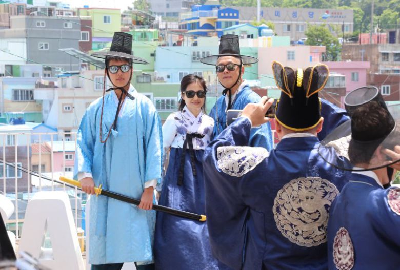 지난달 부산 사하구 감천마을을 찾은 외국인 관광객이 한복을 입고 기념 촬영을 하고 있다. 연합뉴스 제공