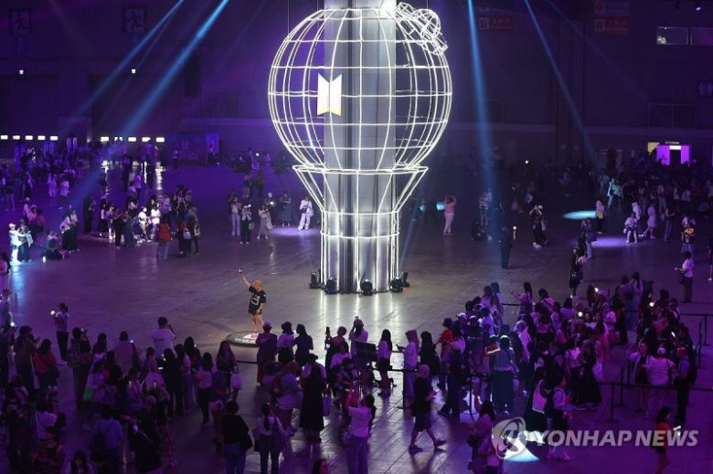 지난 13~14일 고양시 킨텍스 제2전시장 9~10홀에서 열린 ‘2025 BTS 페스타’ 오프라인 행사에 전세계 6만여명 팬들이 방문했다. 연합뉴스