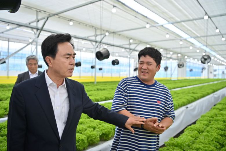 16일 충남 부여 장암면 스마트팜 단지를 찾은 김태흠 충남지사(왼쪽)가 청년 스마트팜 농장주와 단지 현황과 현장에서의 어려움 등에 대한 대화를 나누고 있다.
