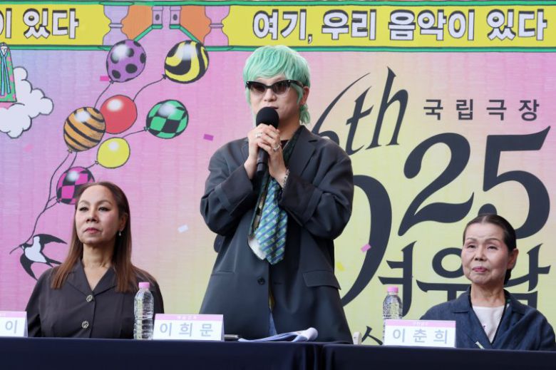 이희문(가운데) 예술감독과 가수 인순이(왼쪽), 경기민요 이춘희가 지난 11일 서울 중구 국립극장 해맞이 쉼터에서 국립극장 2025 '여우락 페스티벌' 기자간담회를 하고 있다. 뉴시스