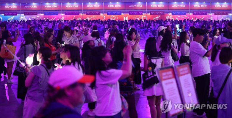 지난 13~14일 고양시 킨텍스 제2전시장 9~10홀에서 열린 ‘2025 BTS 페스타’ 오프라인 행사에 전세계 6만여명 팬들이 방문했다. 연합뉴스