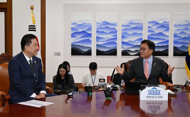 김병기 더불어민주당 대표 직무대행 겸 원내대표가 16일 서울 여의도 국회에서 우원식 국회의장을 예방하고 있다. 뉴스1