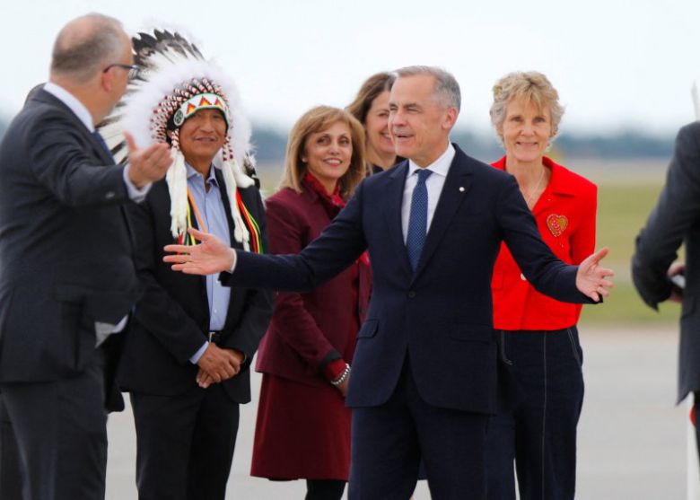 마크 카니 캐나다 총리(앞줄 가운데)가 15일(현지시간) 캐나다 앨버타주 캘거리에서 열리는 G7 정상회의 개막을 앞두고 캘거리 국제공항에 도착해 환영을 받고 있다. AFP연합뉴스