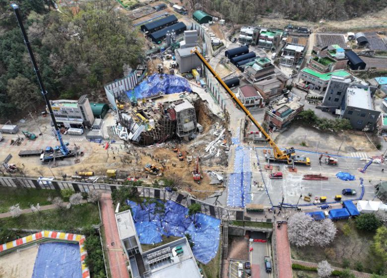 16일 경기 광명시 일직동 신안산선 복선전철 5-2공구 붕괴 현장에서 소방관 등 관계자들이 실종자 수색 작업을 이어가고 있다. 뉴스1