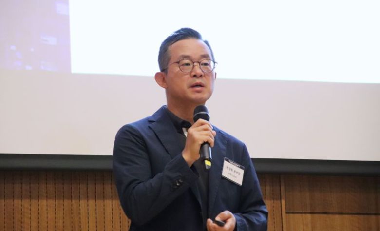 ‘2025 상반기 파트너 데이’를 주관한 티맥스소프트 전략마케팅본부장 변재학 전무가 ‘파트너 프로그램’을 발표하고 있는 모습. 티맥스소프트 제공