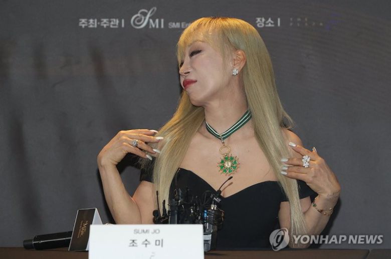 프랑스 문화예술공로훈장 '코망되르' 공개하는 조수미. 연합뉴스