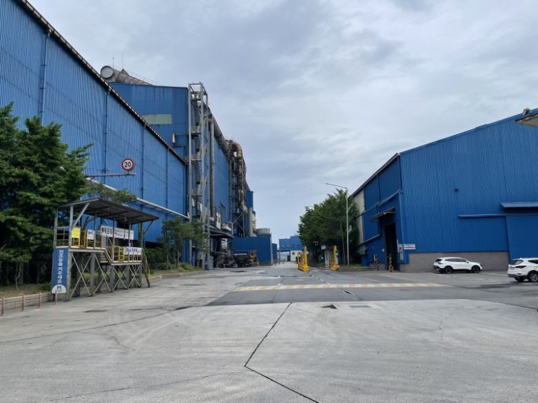 지난 13일 현대제철 포항 2공장 모습                                        지난 14일 방문한 포항 남구 인근 음식점의 모습. 저녁 시간대에도 손님들의 발길이 끊어져 텅 비어 있다. 사진=권준호·이동혁 기자