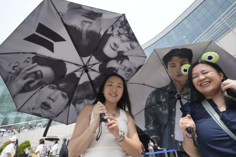 '방탄소년단 데뷔 12주년' 2025 BTS 페스타 찾은 아미들. 뉴시스