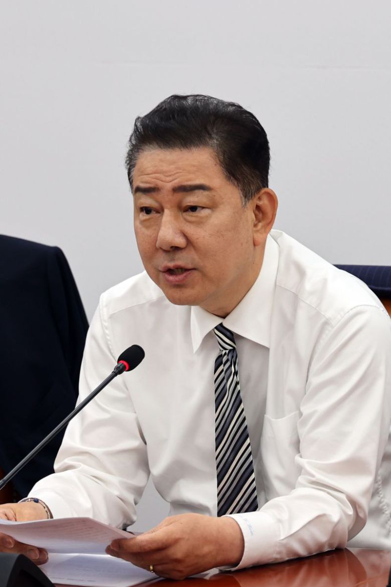 더불어민주당 김병기 신임 대표 직무대행 겸 원내대표가 17일 국회에서 열린 원내대책회의에서 발언하고 있다. 사진=서동일 기자