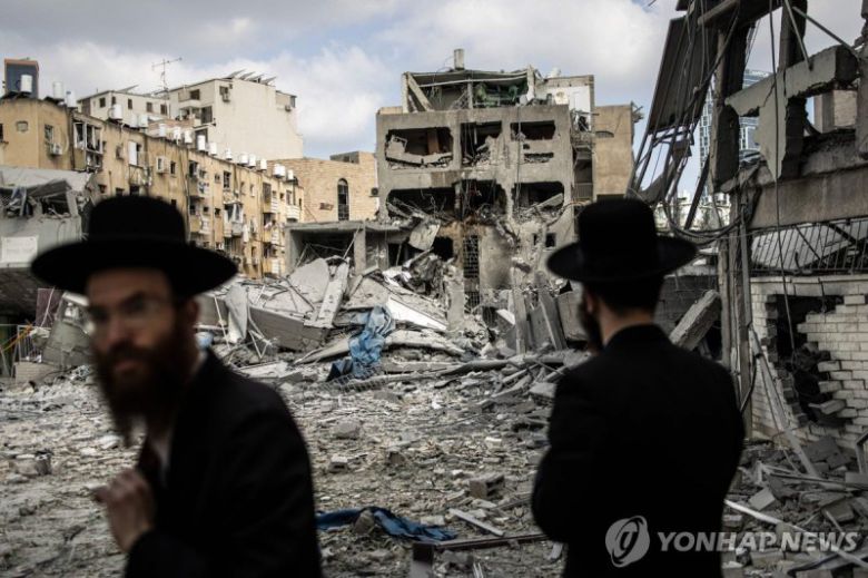 이란의 미사일 공격을 받은 이스라엘 텔아비브. AP연합뉴스                                     이스라엘의 공격을 받은 이란의 국영 방송사. AP연합뉴스