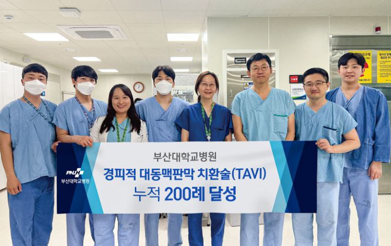 부산대병원 타비 시술팀이 영남권 최초 200례 달성 기념 단체촬영을 하고 있다. 부산대병원 제공