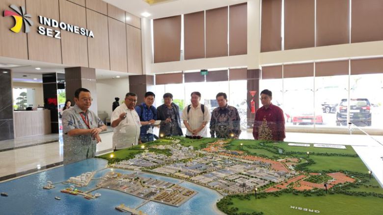 광양만권경제자유구역청은 인도네시아를 방문 중인 구충곤 청장(오른쪽에서 두 번째) 일행이 지난 16일 그레식 특별경제구역을 찾아 양 경제구역 간 협력 방안에 대해 논의했다고 밝혔다. 광양만권경제자유구역청 제공