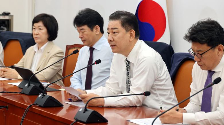 더불어민주당 김병기 신임 대표 직무대행 겸 원내대표가 17일 국회에서 열린 원내대책회의에서 발언하고 있다. 사진=서동일 기자