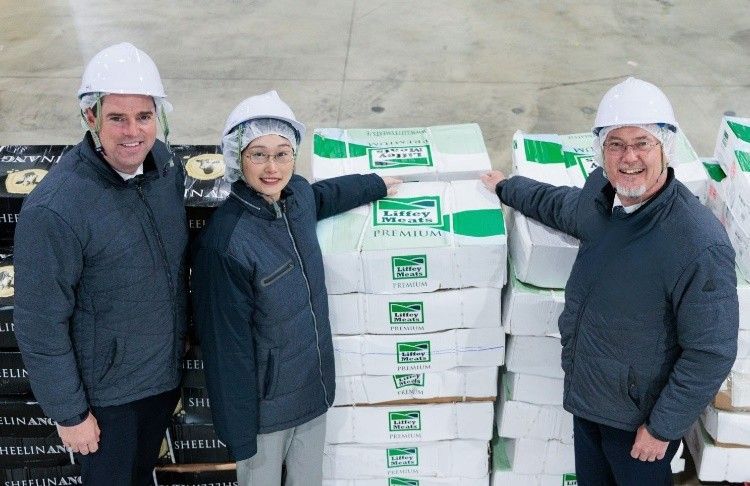 마틴 헤이든 아일랜드 농식품해양부 장관(왼쪽), 보웨이 공 리피 미트 아시아 지역 세일즈 매니저(가운데), 짐 오툴 아일랜드 식품청 CEO가 포즈를 취하고 있다.