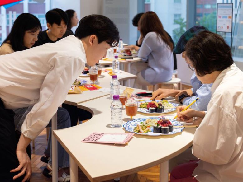 관람객들이 지난 16일 서울 종로구 세화미술관 3층 라운지에서 식사 메뉴에 들어간 식재료를 맞춰보는 '메뉴 카드'를 작성하고 있다. 태광그룹 제공