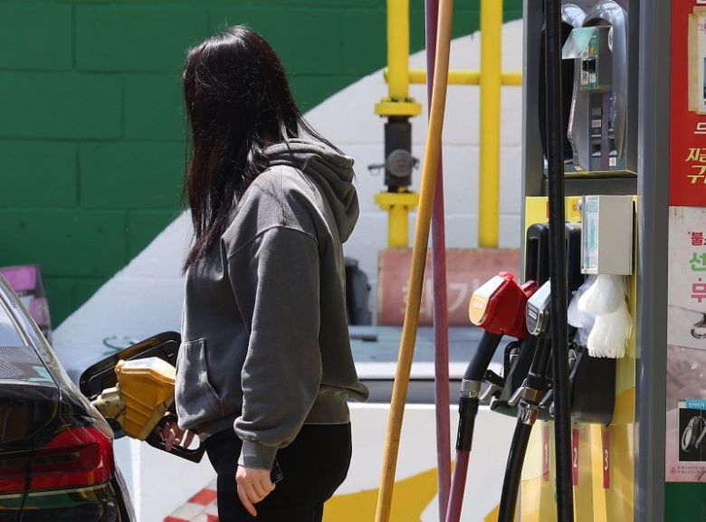지난달 7일 오전 서울 시내 한 주유소에서 시민이 주유를 하고 있다. 연합뉴스
