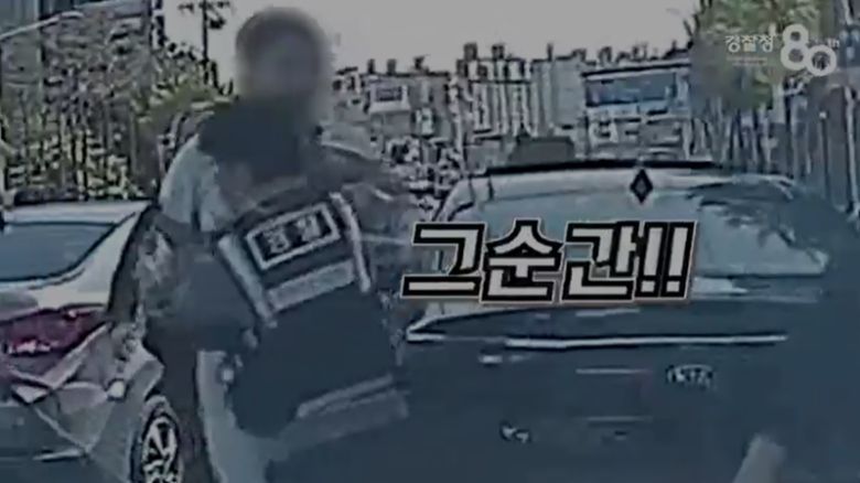 지난 4월26일 오전 9시40분께 대전 서구 도마동의 한 도로에서 만취상태로 운전을 하다 검문을 피해 도주하고, 경찰관들에게 행패를 부린 30대 남성 A씨가 경찰관에 의해 제압되고 있다. /사진=대전경찰청, 연합뉴스