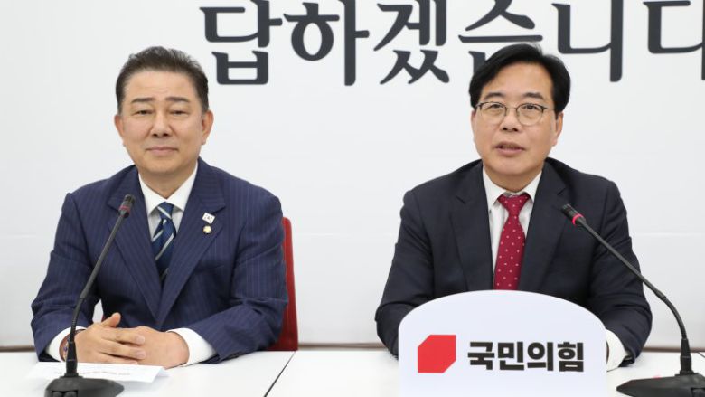 양당 새 원내대표 첫 회동송언석 국민의힘 신임 원내대표(오른쪽)가 17일 서울 여의도 국회에서 김병기 더불어민주당 당 대표 직무대행 겸 원내대표와 회동을 갖고 인사말을 하고 있다. 양측은 이날 원만한 정국 협조를 다짐하면서도 상법개정안, 추경 등 민감성 의제에선 날선 신경전을 펼쳤다. 연합뉴스