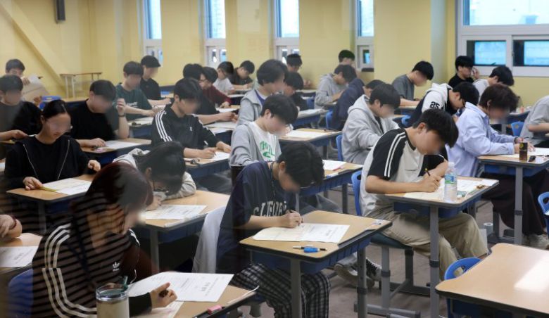 지난 4일 재수생들이 2026학년도 대학수학능력시험 6월 평가원 모의고사를 서울 양천구 종로학원 고사실에서 치르고 있다. 뉴시스
