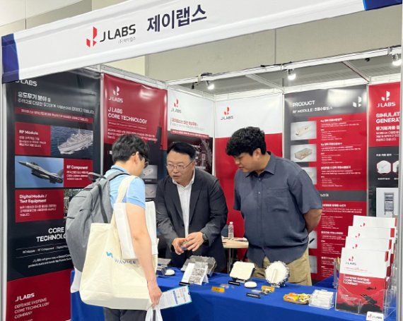 제품 설명 중인 송승훈 제이랩스 대표(좌측)