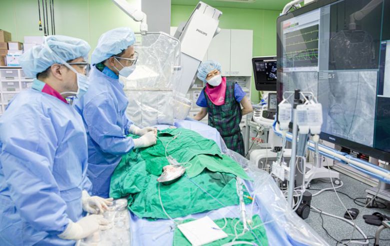 부산대병원 순환기내과 최정현(왼쪽부터) 이한철 교수 등 타비 시술팀이 경피적 대동맥판막삽입술(TAVI)을 시행하고 있다. 부산대병원 제공
