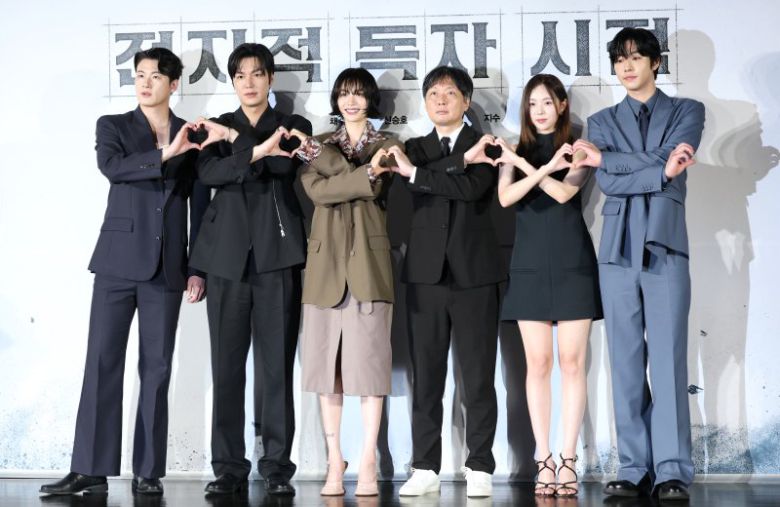 배우 신승호(왼쪽부터)와 이민호, 나나, 김병우 감독, 채수빈, 안효섭이 17일 서울 광진구 롯데시네마 건대입구에서 열린 영화 '전지적 독자 시점‘ 제작보고회에 참석해 포즈를 취하고 있다. '전지적 독자 시점'은 10년 이상 연재된 소설이 완결된 날 소설 속 세계가 현실이 되어 버리고, 유일한 독자였던 ‘김독자’가 소설의 주인공 ‘유중혁’ 그리고 동료들과 함께 멸망한 세계에서 살아남기 위한 판타지 액션 영화다. 뉴스1