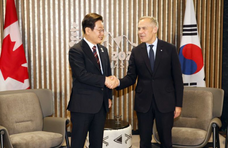 이재명 대통령, 한-캐나다 정상회담 (캐내내스키스[캐나다]=연합뉴스) 홍해인 기자 = 이재명 대통령과 마크 카니 캐나다 총리가 17일(현지시간) 캐나다 앨버타주 캐내내스키스 주요 7개국(G7) 정상회의장에서 한·캐나다 정상회담 전 악수하고 있다. 2025.6.18 hihong@yna.co.kr (끝)