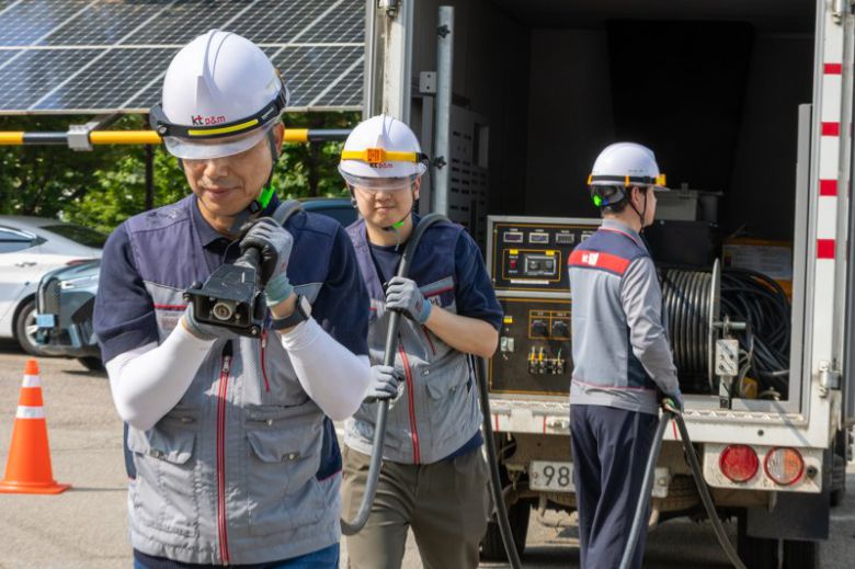 KT 직원들이 서울시에 위치한 구로 국사에서 종합안점점검과 연계해 긴급복구 훈련을 진행하고 있다. KT 제공