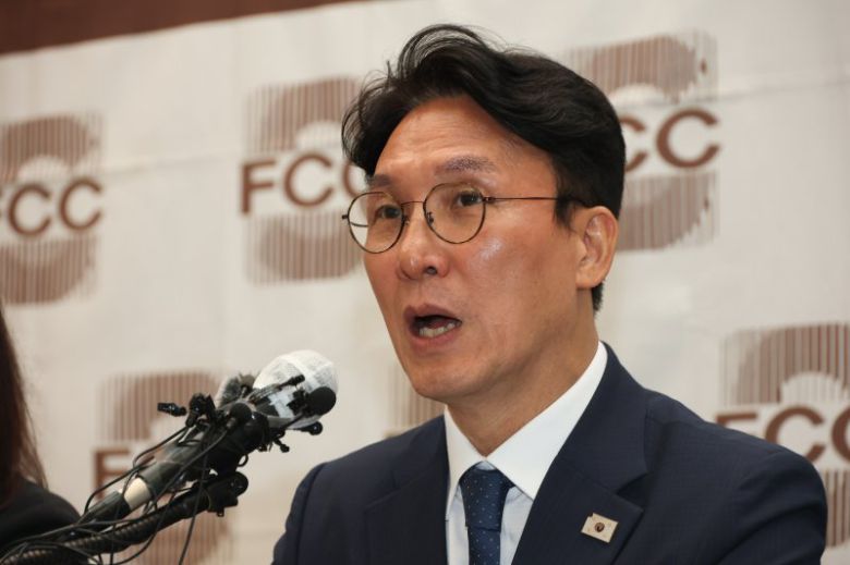 김민석 국무총리 후보자가 17일 서울 중구 프레스센터에서 열린 외신기자간담회에서 모두발언을 하고 있다. 뉴스1