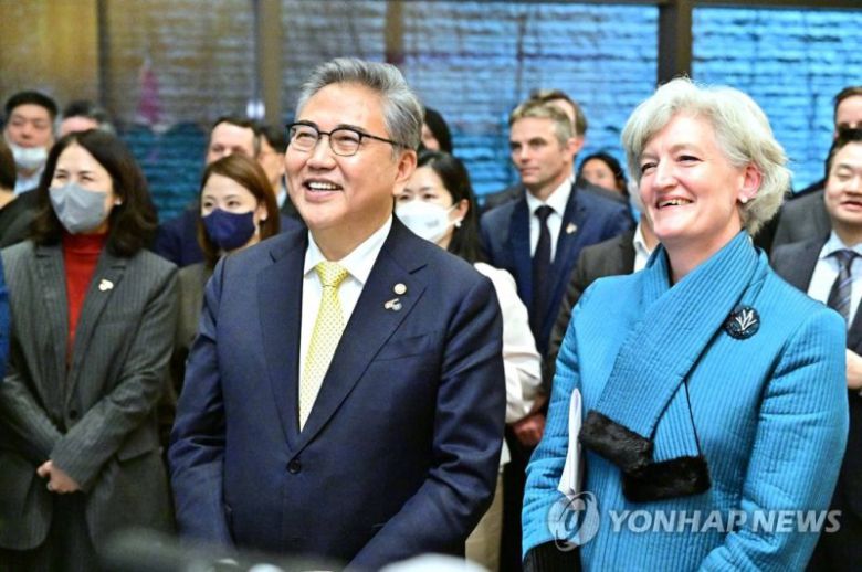 한국-캐나다 수교 60주년 기념 리셉션에서 한복을 입은 모휘니 대사 /사진=연합뉴스
