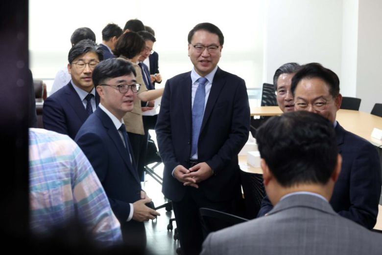 허영 더불어민주당 원내정책수석부대표, 김용범 대통령실 정책실장, 임기근 기획재정부 제2차관 등이 18일 서울 여의도 국회 의원회관에서 열린 추경안 관련 비공개 실무 당정협의회에서 참석자들과 대화를 하고 있다. 뉴시스