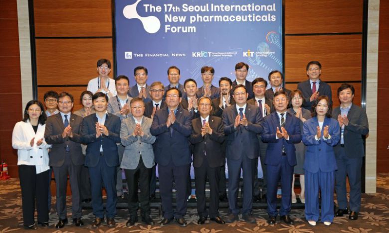 18일 서울 콘래드호텔에서 파이낸셜뉴스와 한국화학연구원, 국가독성과학연구소 공동 주최로 진행된 제17회 서울국제신약포럼에서 표준희 한국제약바이오협회 AI신약융합연구원 부원장(앞줄 왼쪽부터) , 허정두 국가독성과학연구소 소장, 한용해 HLB그룹 최고기술책임자(CTO), 박영민 국가신약개발재단 단장, 이영국 한국화학연구원 원장, 전재호 파이낸셜뉴스 회장, 강석연 식품의약품안전처 식품의약품안전평가원 원장, 이재국 한국제약바이오협회 부회장, 황예경 한국로슈진단 전무, 조재우 국가독성과학연구소 독성병리연구센터 책임연구원(두번째줄 왼쪽부터), 졍경진 국가독성과학연구소 차세대비임상연구본부 본부장, 김근태 LG화학 신약연구소 소장, 김용민 파이낸셜뉴스 상무, 전선익 파이낸셜뉴스 부회장, 최재문 칼리시 대표, 김기호 HK이노엔 전무, 김순남 국가신약개발재단 R&D본부장, 문병곤 한독중앙연구소 부소장, 장지돈 한국화학연구원 신약정보기술연구센터 선임연구원(세번째줄 왼쪽부터), 노동일 파이낸셜뉴스 주필, 김광록 한국화학연구원 의약바이오연구본부 본부장, 김현동 SK케미칼 부사장, 박준태 유노비아 R&D본부장, 김홍재 파이낸셜뉴스 편집국장, 이두영 파이낸셜뉴스 전무가 기념촬영을 하고 있다. 사진=서동일 기자                                      표준희 한국제약바이오협회 AI신약융합연구원 부원장