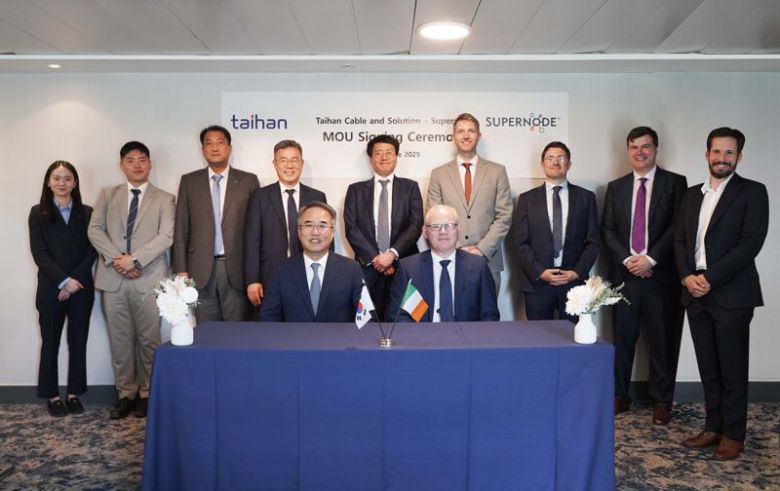 대한전선 송종민 부회장(앞줄 왼쪽)과 아일랜드 초전도 케이블 기업인 슈퍼노드의 존 피츠제럴드 최고경영자(CEO, 앞줄 오른쪽)가 17일(현지시간)영국 런던에서 '차세대 초전도 케이블 개발'을 위한 업무협약(MOU)을 체결한 후, 양사 관계자들과 기념촬영을 하고 있다. 대한전선 제공