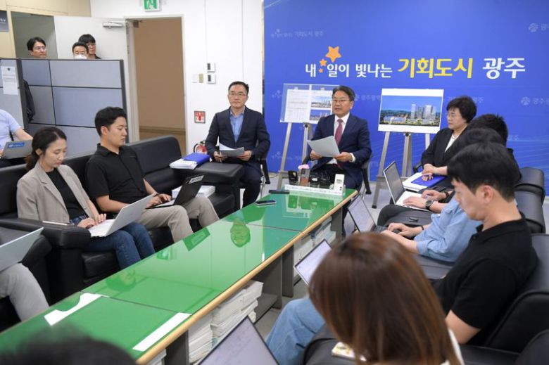 강기정 광주광역시장이 광주 시내버스 파업과 관련해 18일 기자들과 만나 "노조 측은 지방노동위원회가 제시한 3% 인상안을 수용하고, 파업을 즉각 중단해야 한다"라고 밝히고 있다. 광주광역시 제공