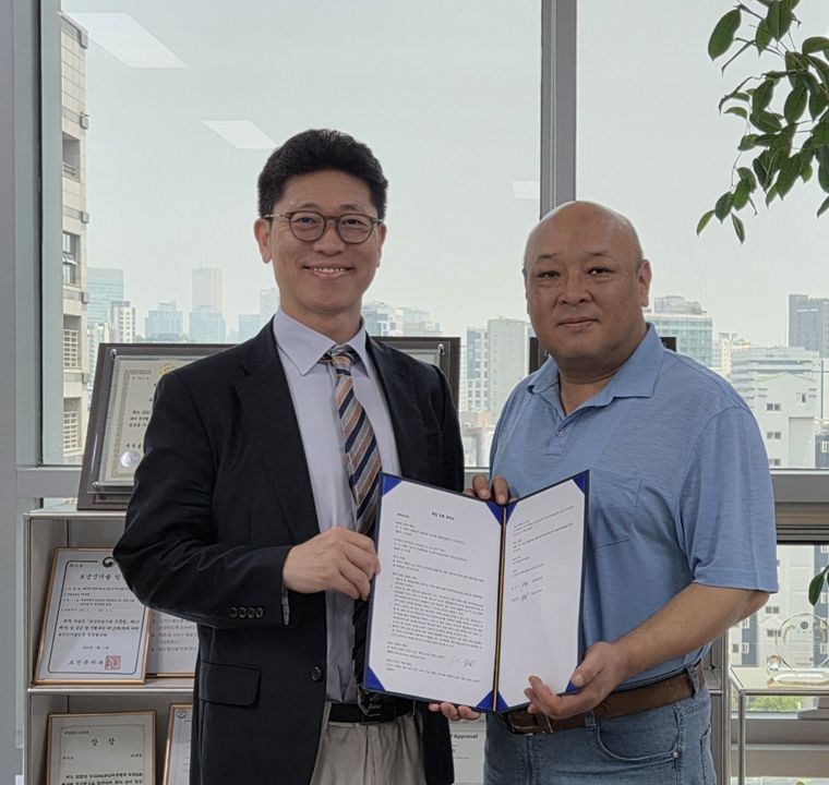 신동훈 휴런 대표(왼쪽)와 코타바이오 이재술 회장이 인공지능(AI) 해외 독점유통 계약 체결식에서 기념촬영을 하고 있다. 코타바이오 제공