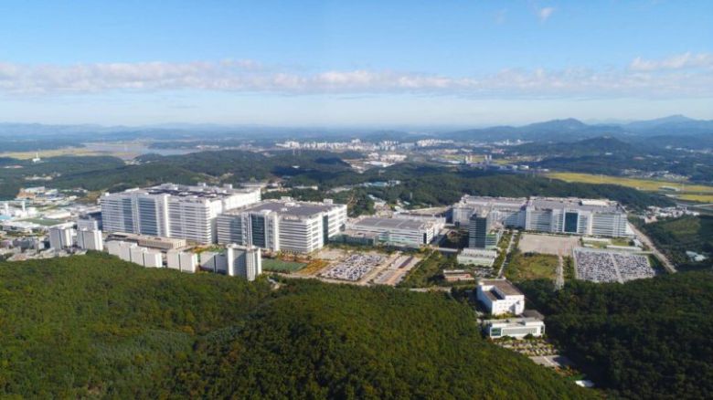 LG디스플레이는 경기도 파주 사업장에 오는 2027년까지 7000억원 규모의 유기발광다이오드(OLED) 신기술 설비 투자에 나선다. LG디스플레이 파주 사업장 전경. /사진=뉴시스