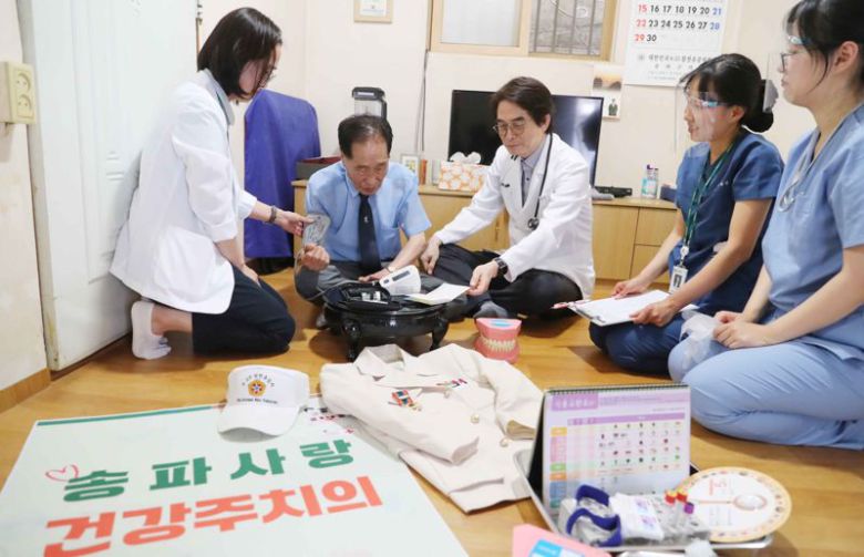 지난 17일 국가유공자 황병준 씨 집을 ?은 '진료 방문 송파사랑 건강주치의' 팀이 의료 서비스를 제공하고 있다. 송파구 제공