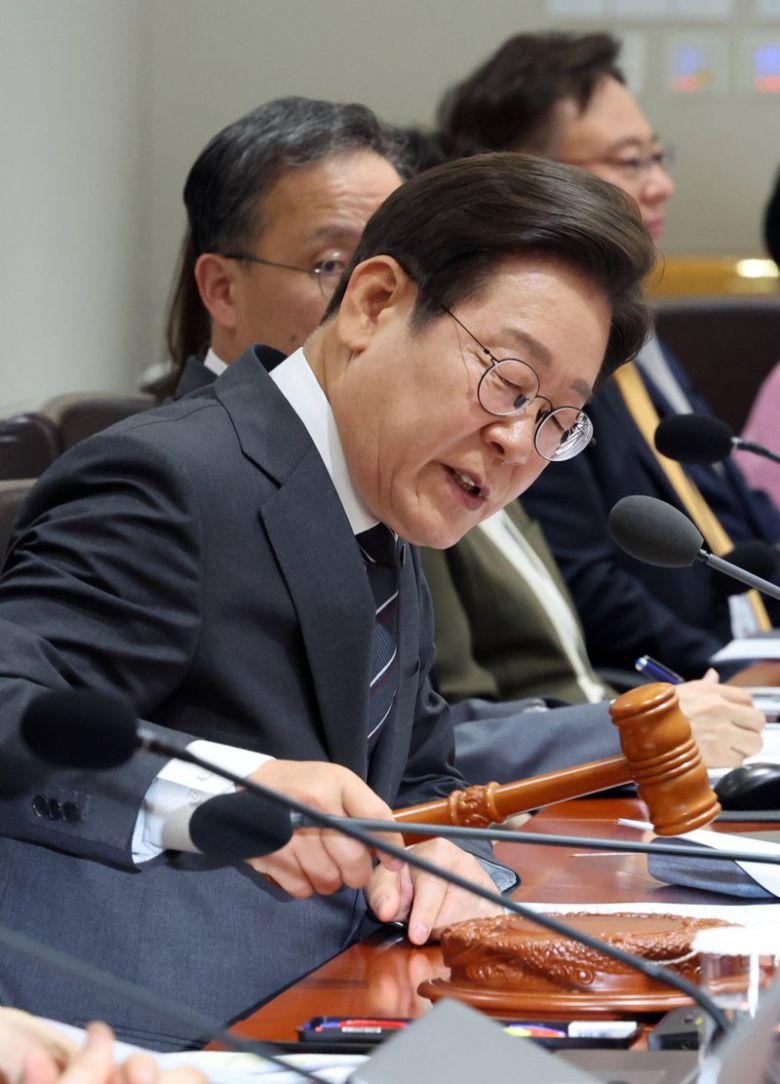 이재명 대통령이 19일 용산 대통령실에서 국무회의를 주재하고 개회선언을 하고 있다. 이 대통령은 '민생안정용' 추가경정예산안 편성의 핵심 요소와 관련, "하나는 일단 경기진작 요소가 중요하다"며 "두번째는 경기진작 과정에서 국민들이 혜택을 보게 되는데, 일부 국민들이 또는 전부가, 누가 더 많이 혜택을 보게 하는 게 맞느냐, 또 누구는 아예 제외하는 게 맞느냐, 이건 가치와 이념의 문제"라고 강조했다. 연합뉴스