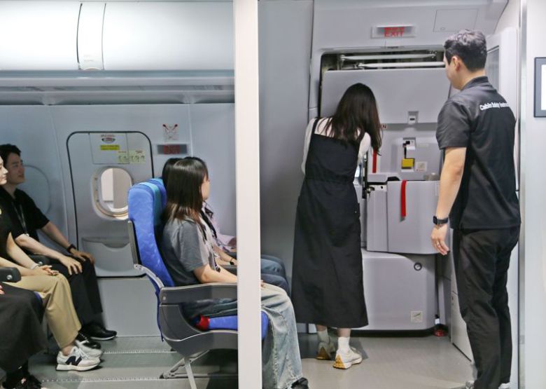 에어부산 임직원들이 항공기 비상구 개폐 조작법, 위기상황별 기내 탈출 절차 등 현장 특별안전교육을 실시했다. 에어부산 제공