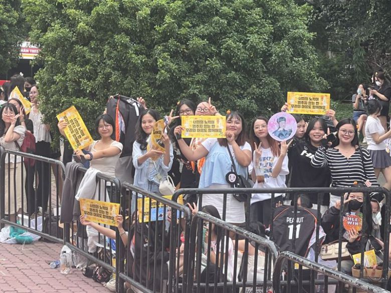 18일 베트남 호찌민시 떤빈군 떤빈체육관 앞에서 한화생명e스포츠(HLE)의 팬 소통 행사인 ‘2025 HLE 팬페스트’ 입장을 기다리며 손팻말을 들어 보이고 있다. 사진=김준석 기자