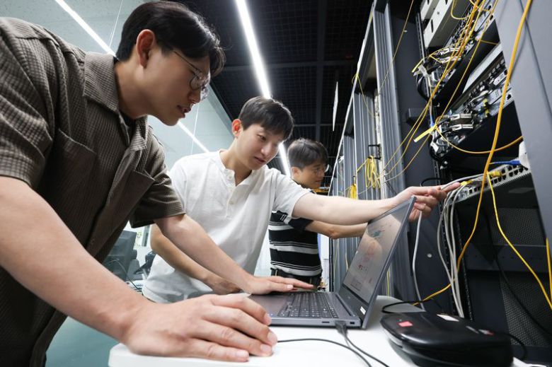 KT 직원들이 차세대 기가 이더넷 스위치 장비 점검을 진행하고 있다. KT 제공