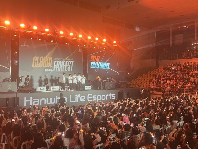 18일 베트남 호찌민시 떤빈군 떤빈체육관 앞에서 한화생명e스포츠(HLE)의 팬 소통 행사인 ‘2025 HLE 팬페스트’ 행사장에 선수들이 입장하자 환호하는 팬들의 모습. 사진=김준석 기자